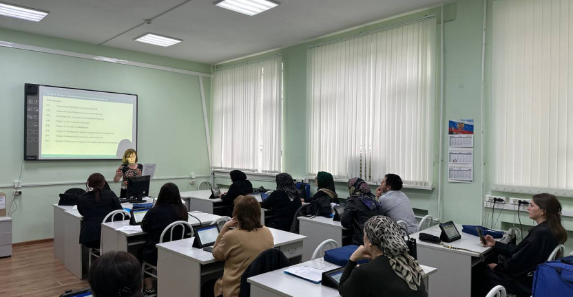 В учебном классе Дагестанстата 14 и 15 мая 2024 года проходил очный семинар по Комплексному наблюдению условий жизни населения (КОУЖ) с интервьюерами.